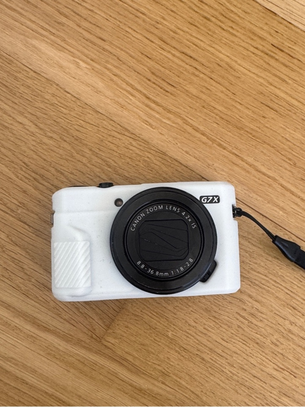 Canon G7X Mark ii with White Camera Case with Black Lens and Strap